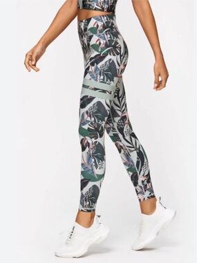 STRONGER Leggings in Tropical Print